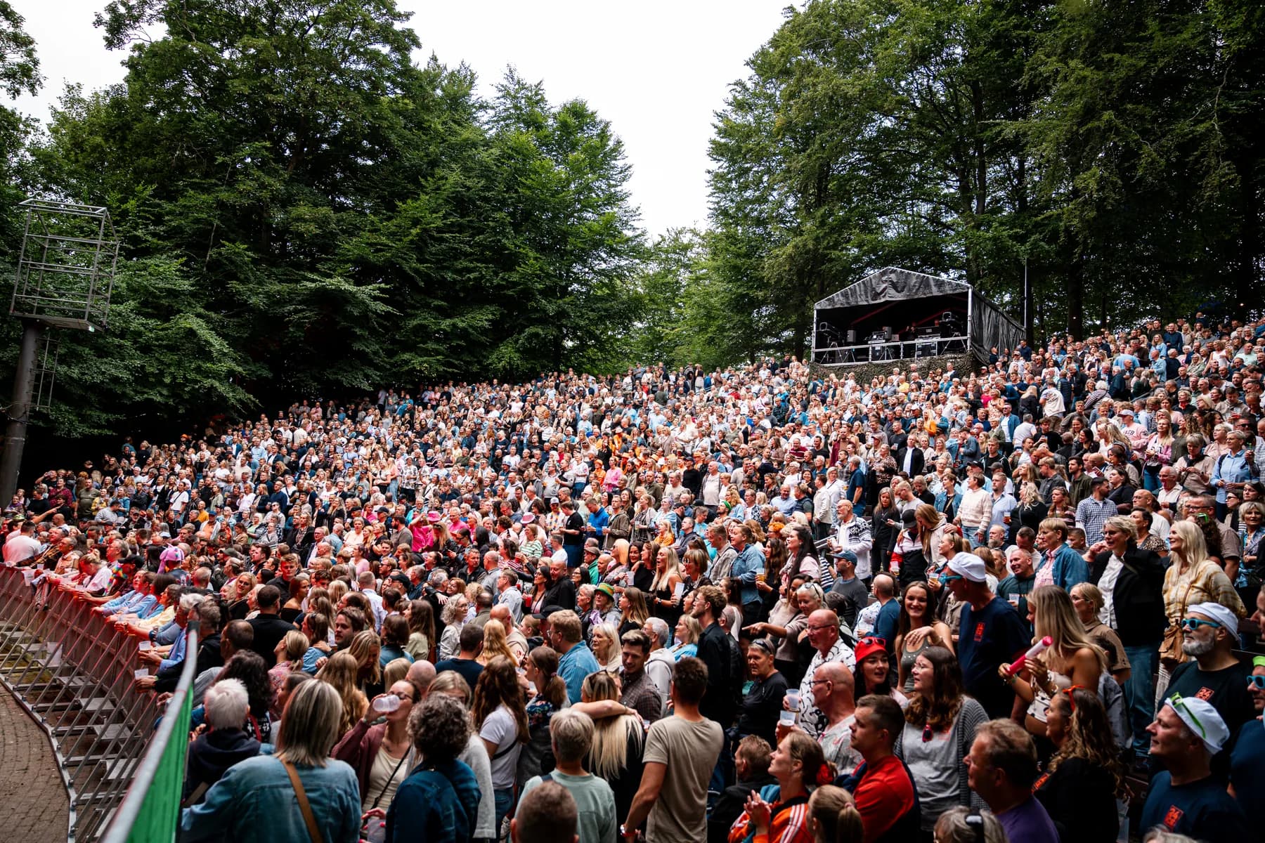 Stort publikum i grøn skovlamme ved Varde Open Air under koncert