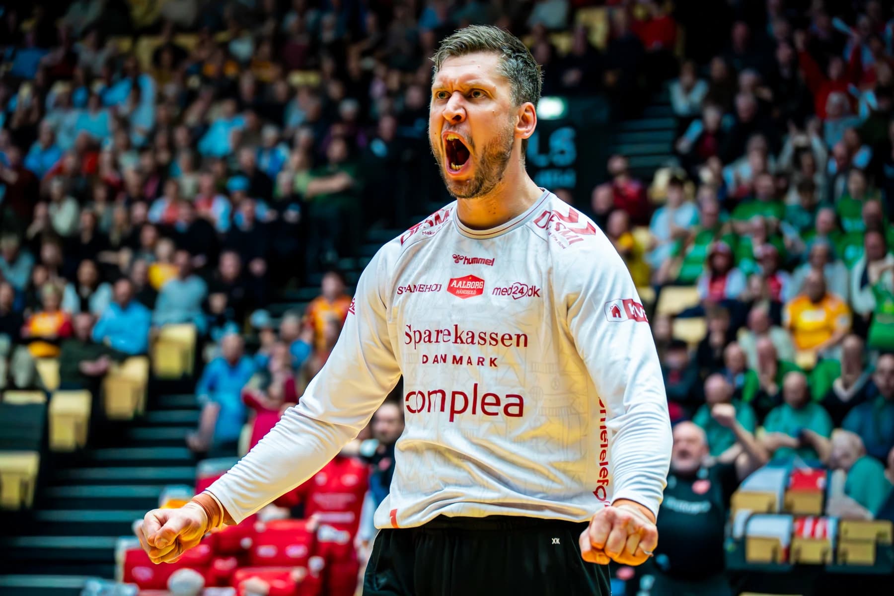 Niklas Landin i Aalborg Håndbold-trøje jubler med knyttede næver under kamp