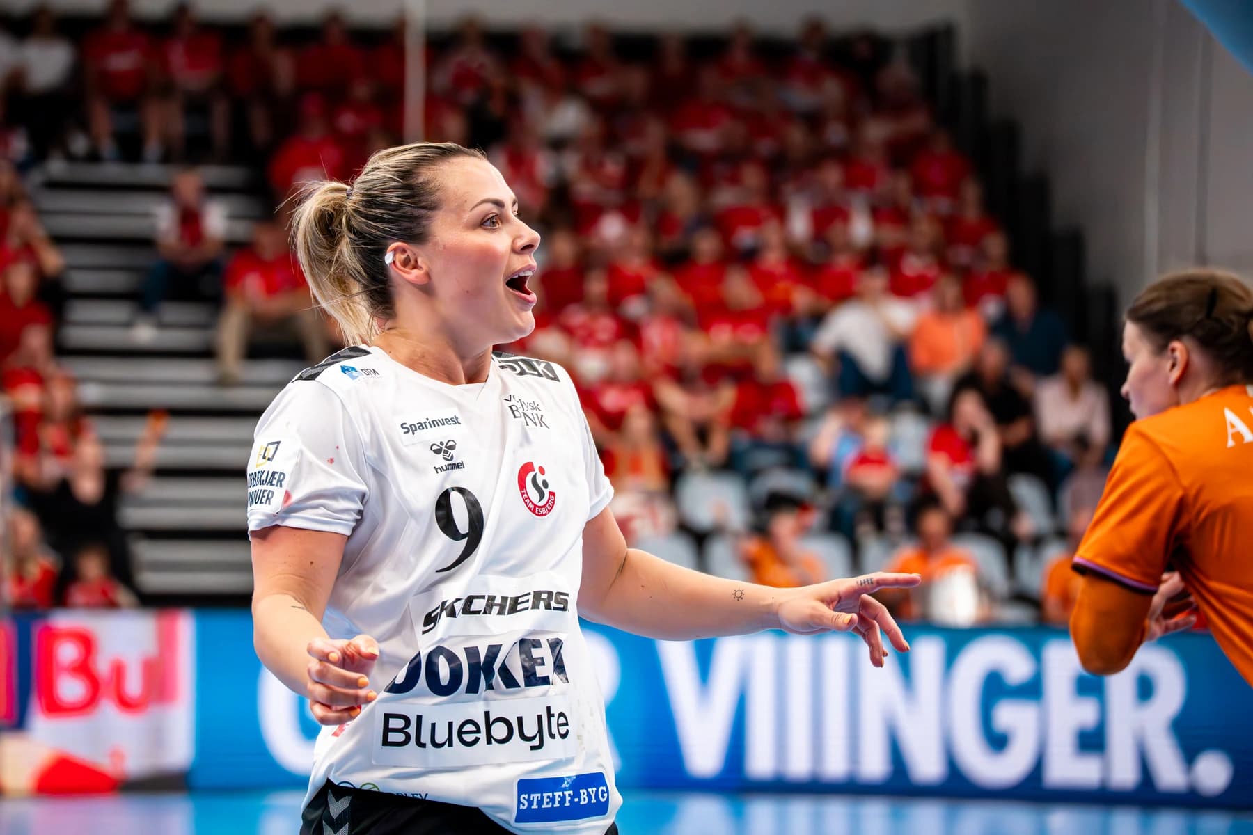 Nora Mørk i Team Esbjerg-trøje med klublogo råber intens foran publikum i håndboldkamp
