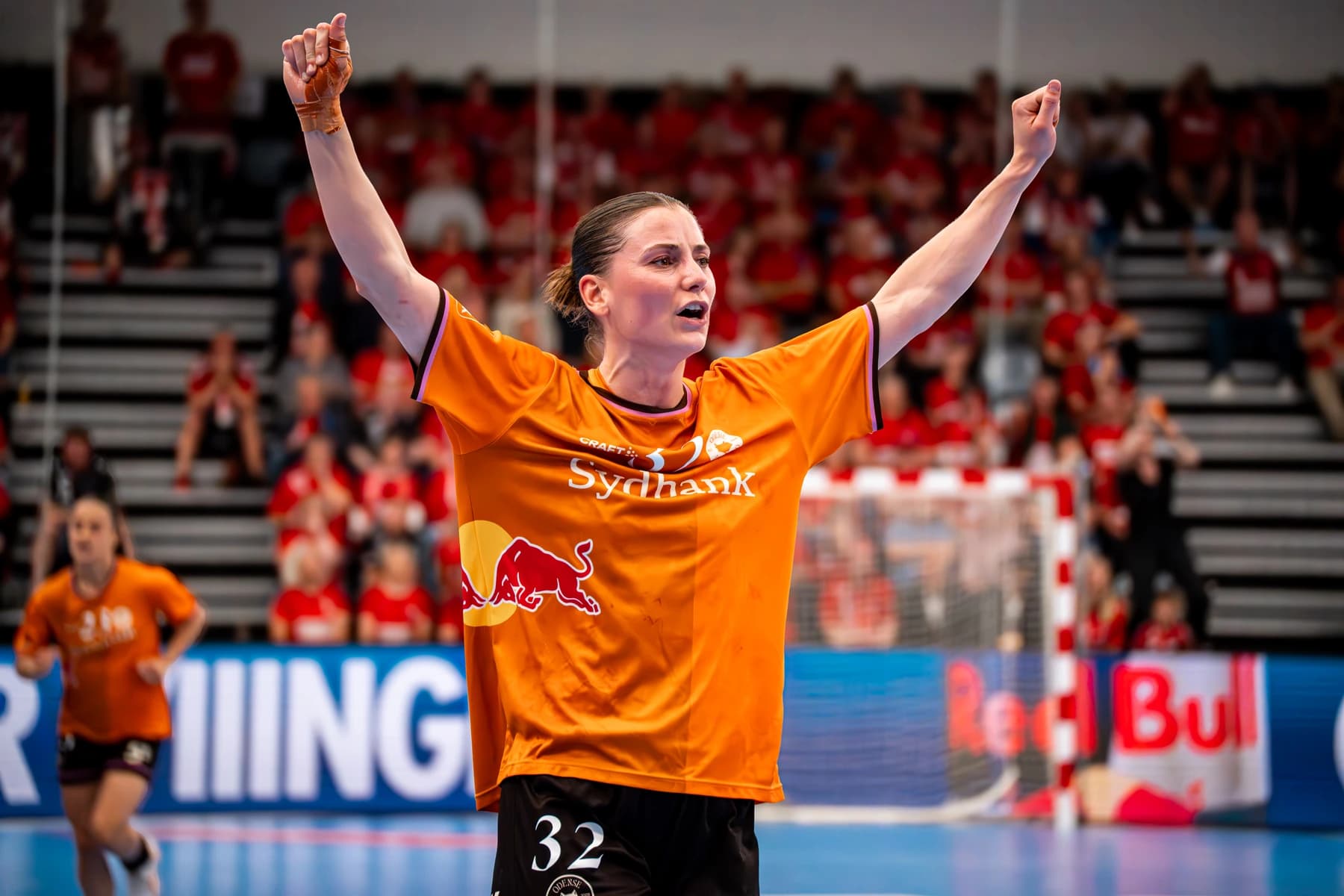 Håndboldspiller fra Odense Håndbold jubler i klubtrøje efter scoring