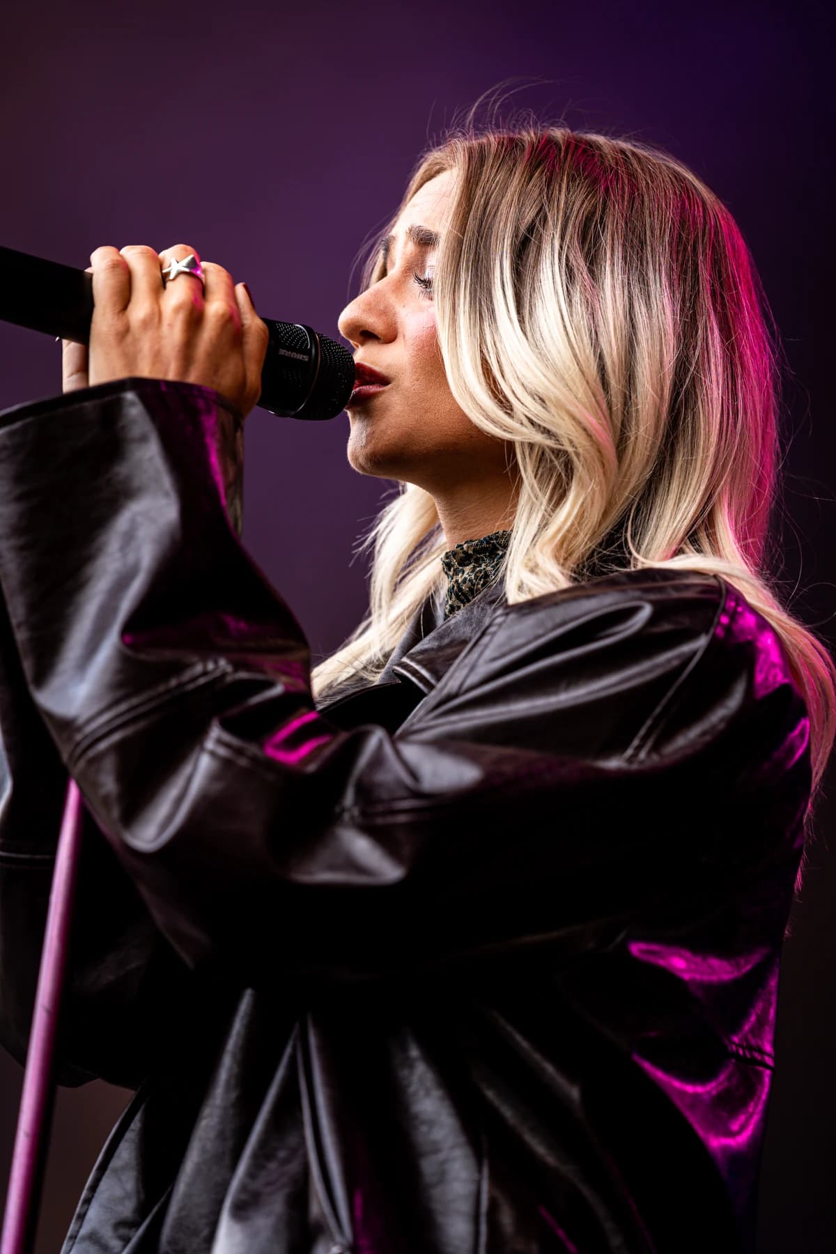 Ella Augusta holder koncert på Varde Open Air på Bøgescenen