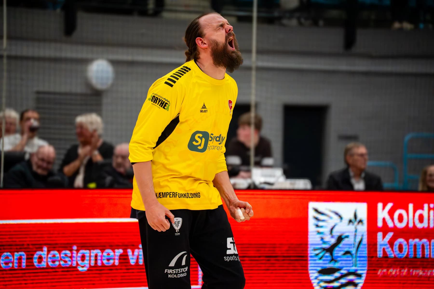 KIF Kolding duel ved målfeltet