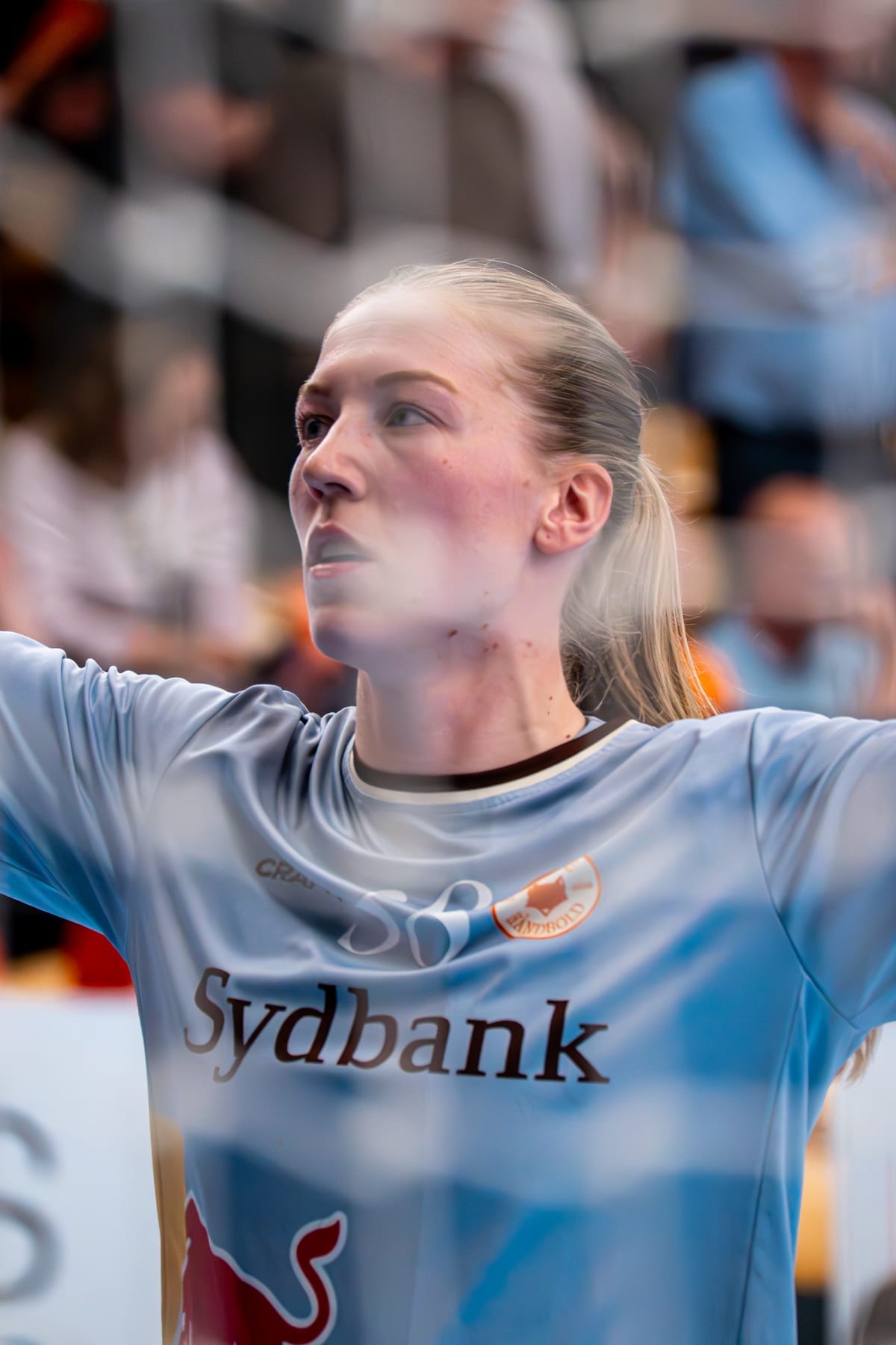 Håndboldspiller gennem målnet under kamp
