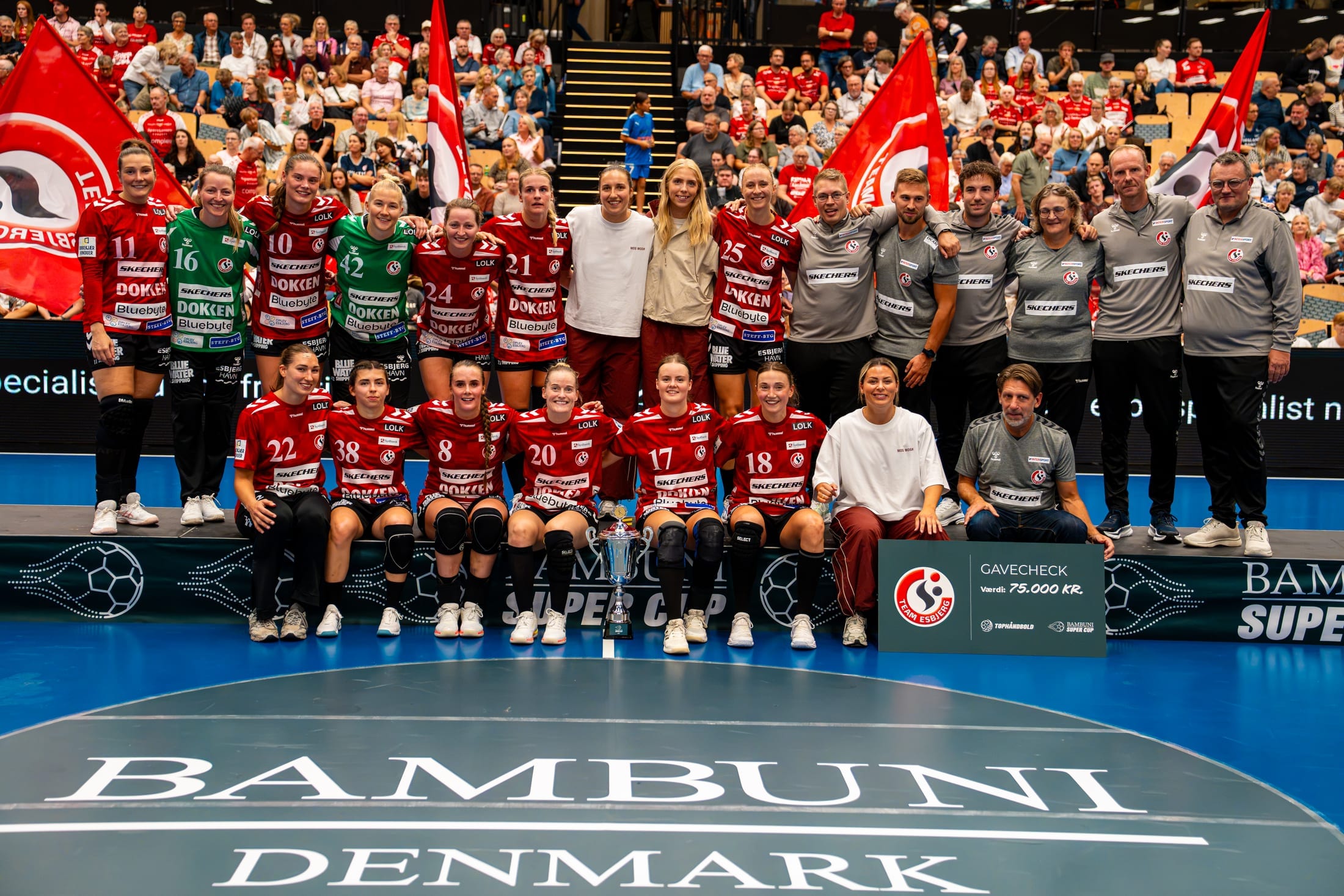 Team Esbjerg fejrer sejr med pokal, Bambuni Super Cup kvinder