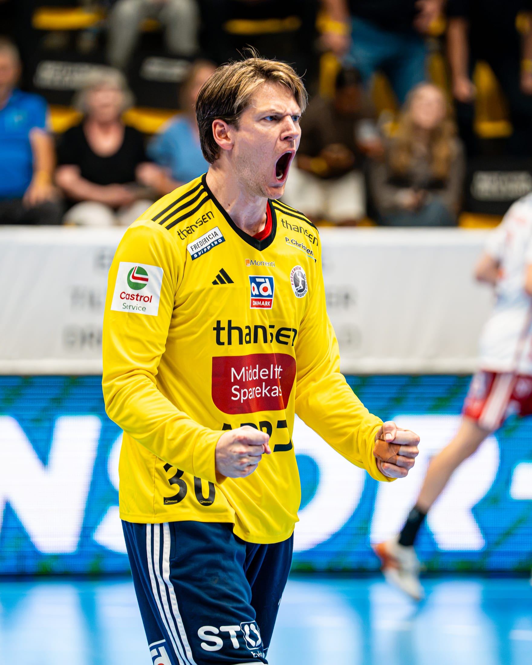 Håndboldspiller jubler efter scoring i Fredericia