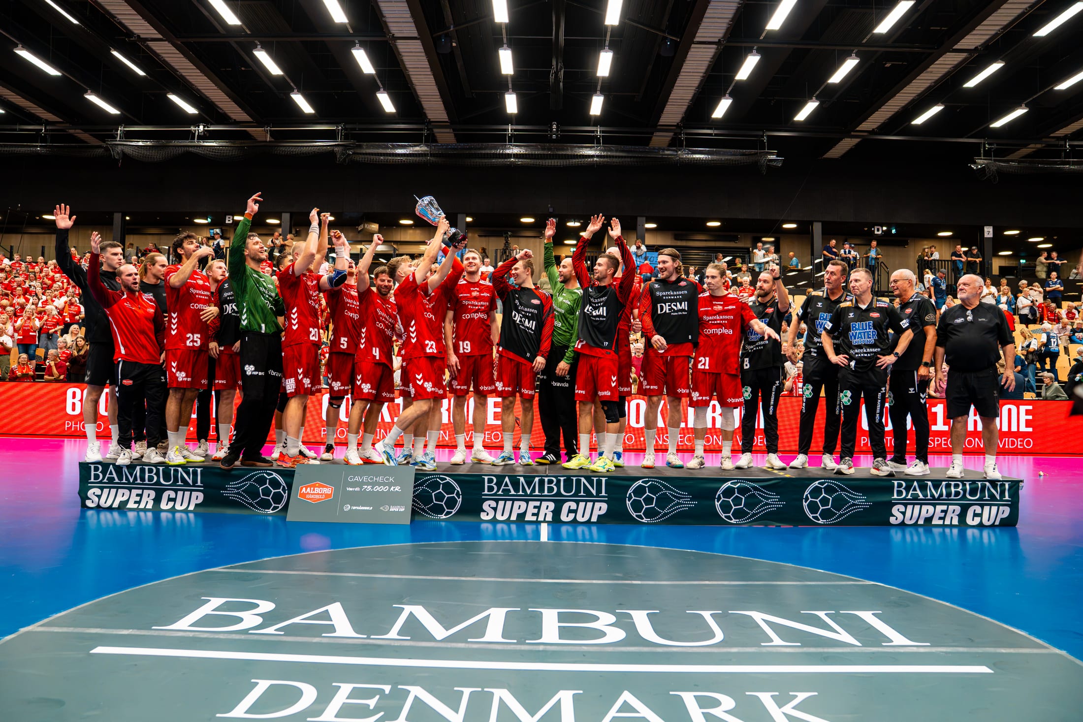 Aalborg handball løfter the trophy, Bambuni Super Cup men