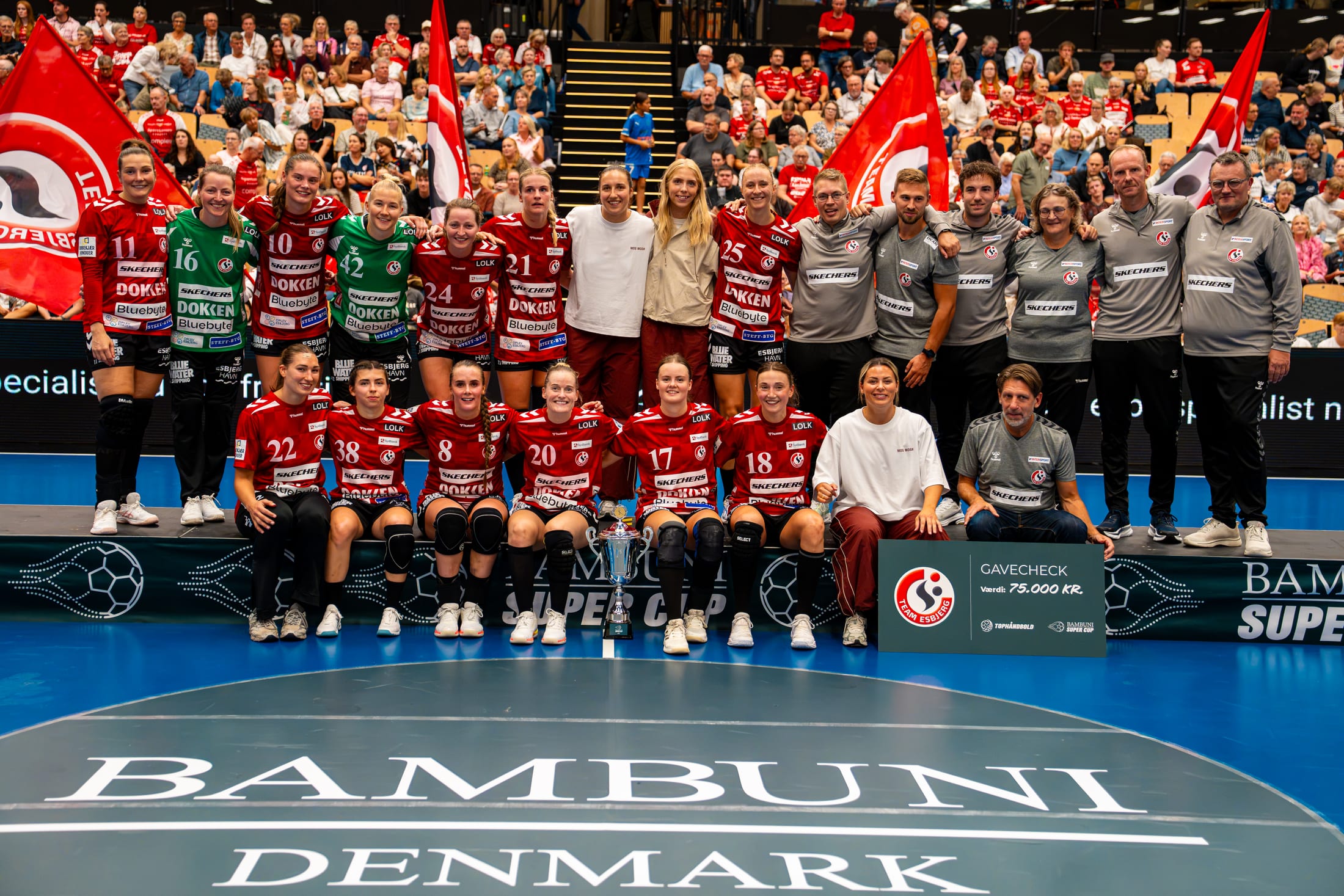 Team Esbjerg fejrer sejr with pokal, Bambuni Super Cup women