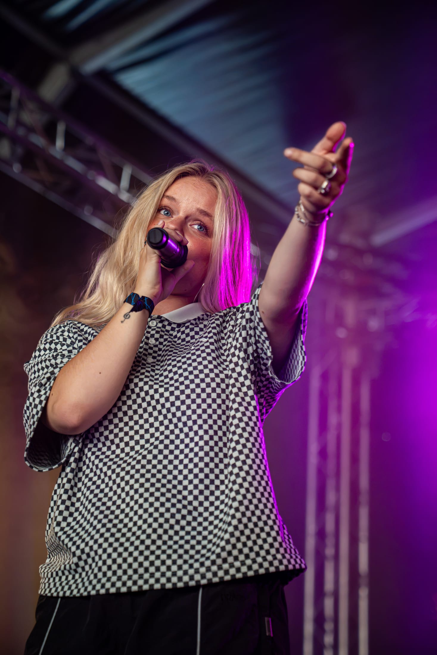 Karoline Mousing peger ud i publikum på Bork Festival
