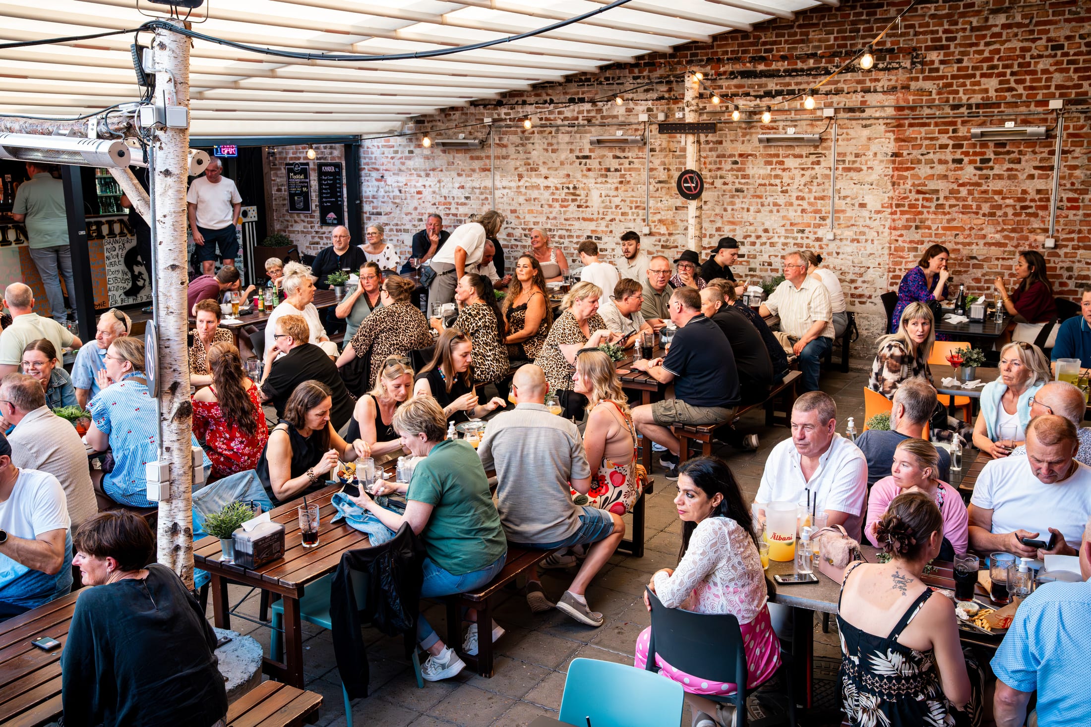 Gæster ved langborde på Esbjerg Streetfood