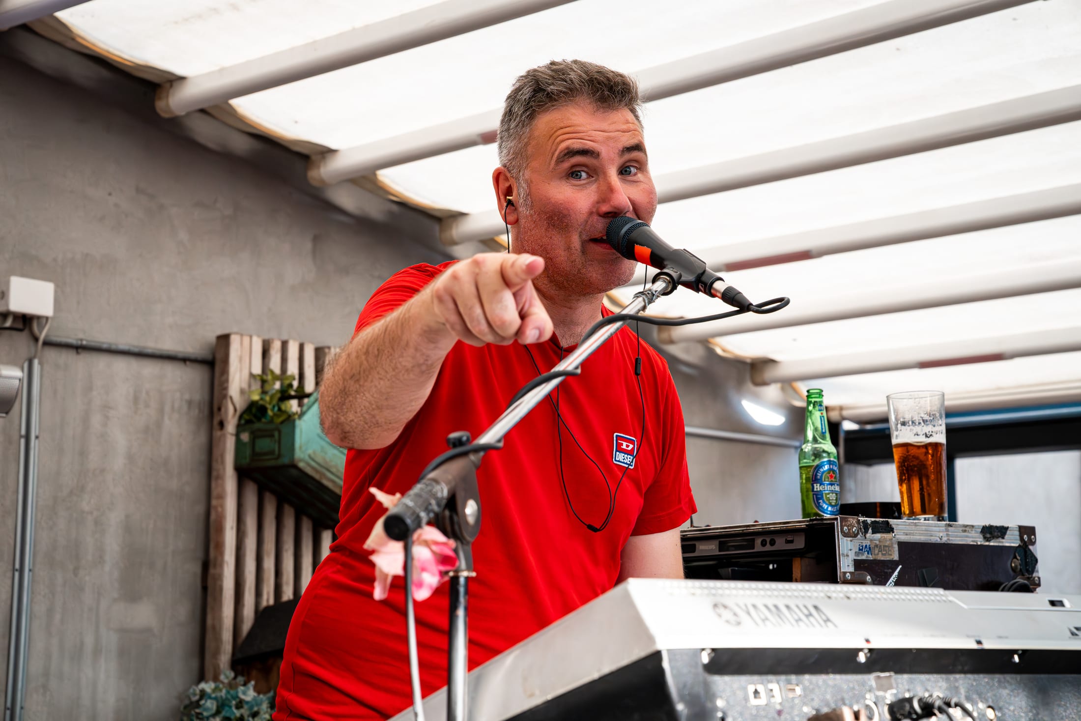 Keyboardist i rød på Esbjerg Streetfood