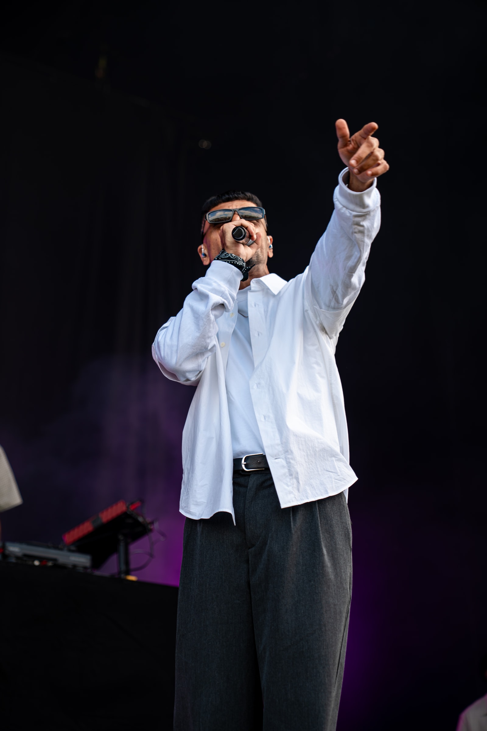 Sivas synger på scenen til Grøn Koncert under spotlys
