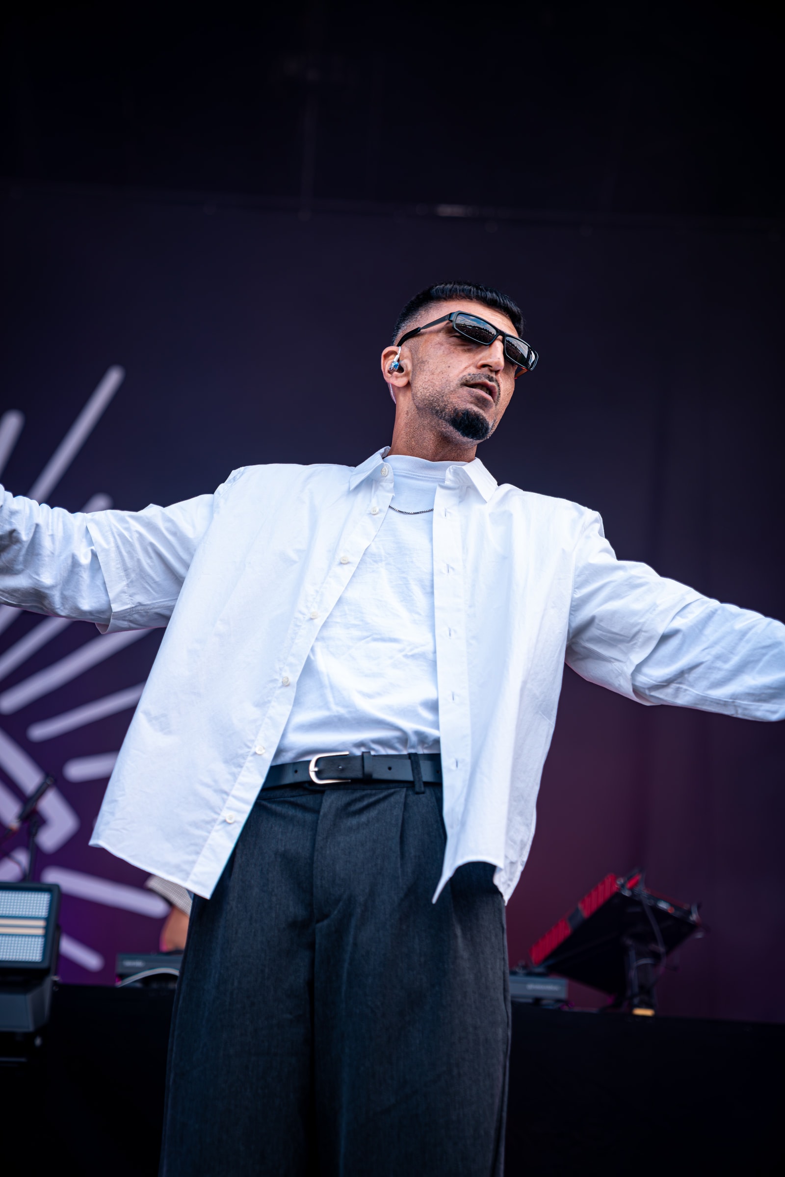 Sivas med armene udstrakt på scenen til Grøn Koncert