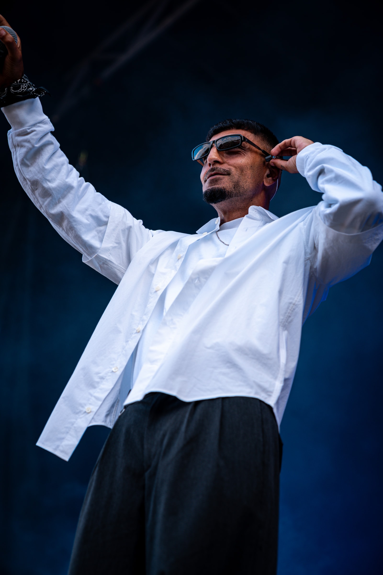 Sivas under blåt scenelys på Grøn Koncert