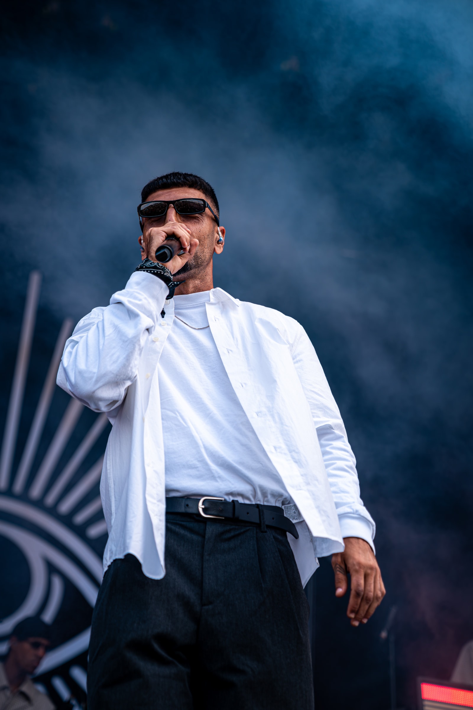 Sivas i hvid skjorte foran scenetåge på Grøn Koncert