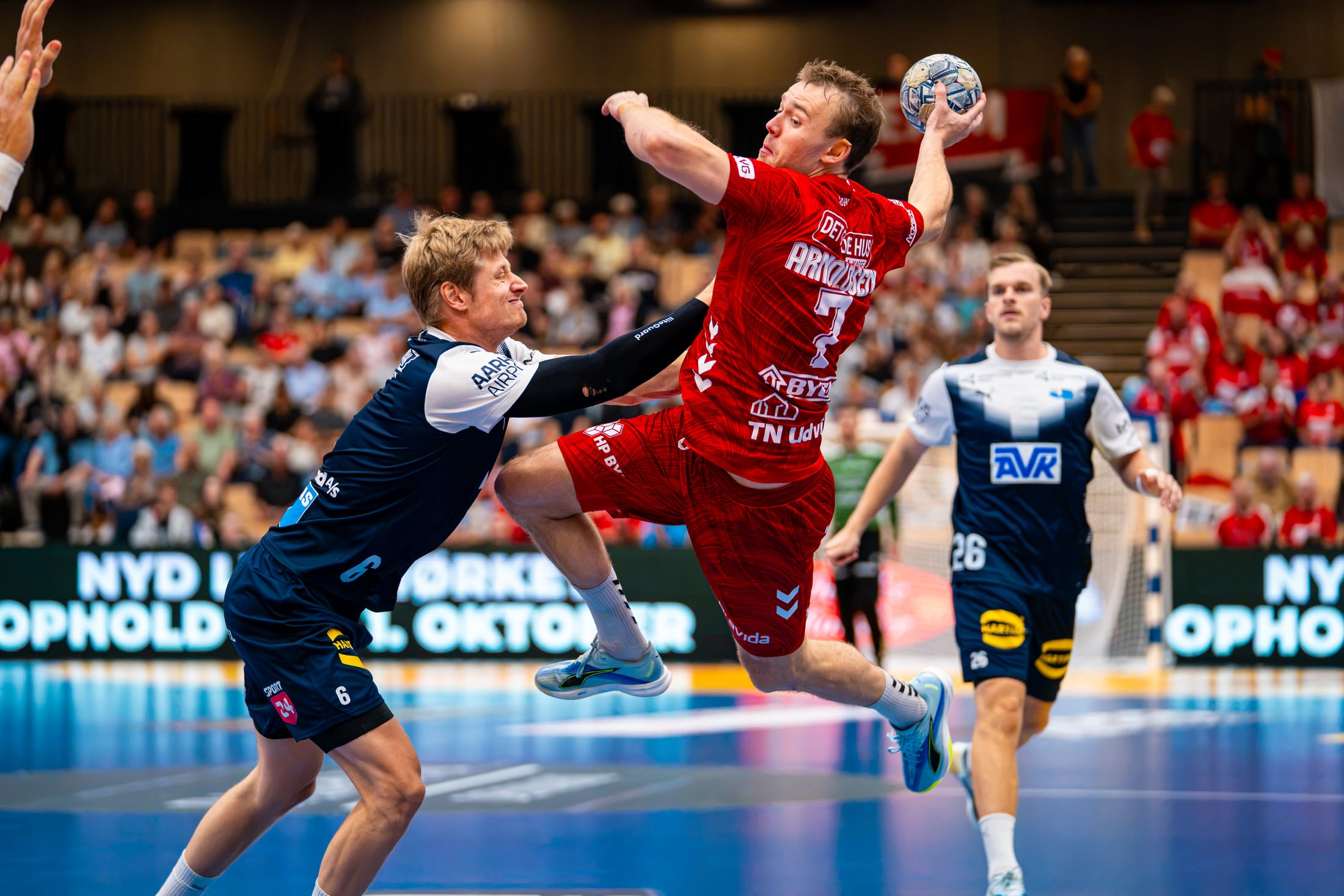 Thomas Arnoldsen i hopskud for Aalborg Håndbold, Super Cup herrer