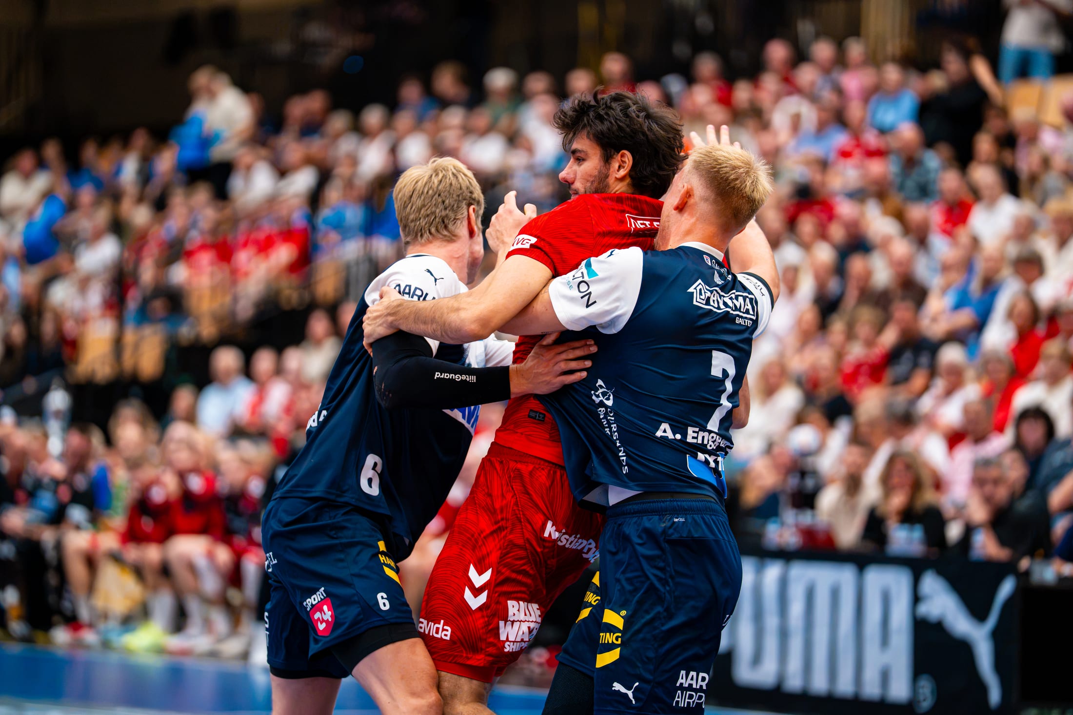 Håndboldkamp i fyldt arena, Bambuni Super Cup herrer