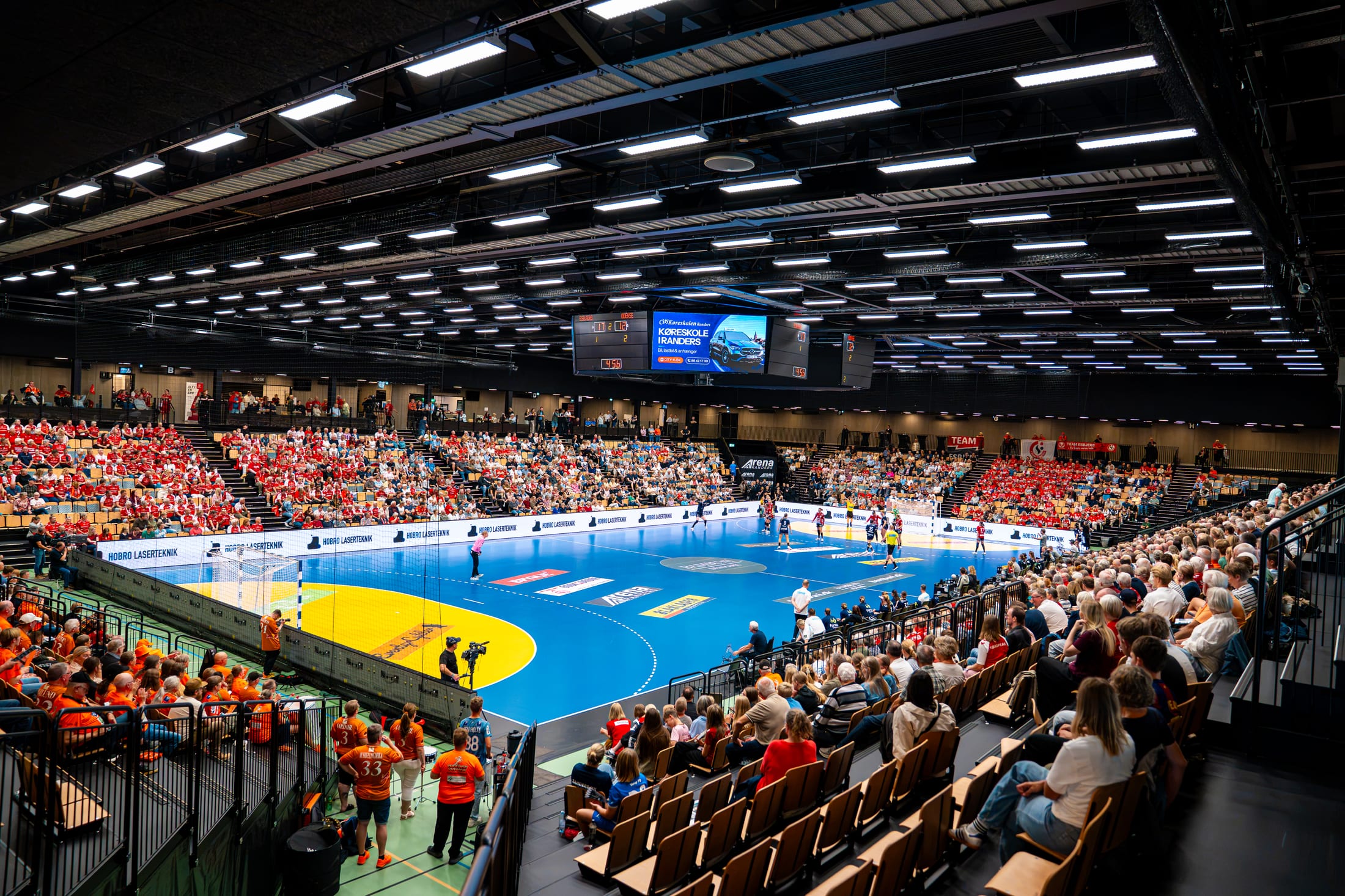 Arena overblik med håndboldkamp i gang, Bambuni Super Cup kvinder