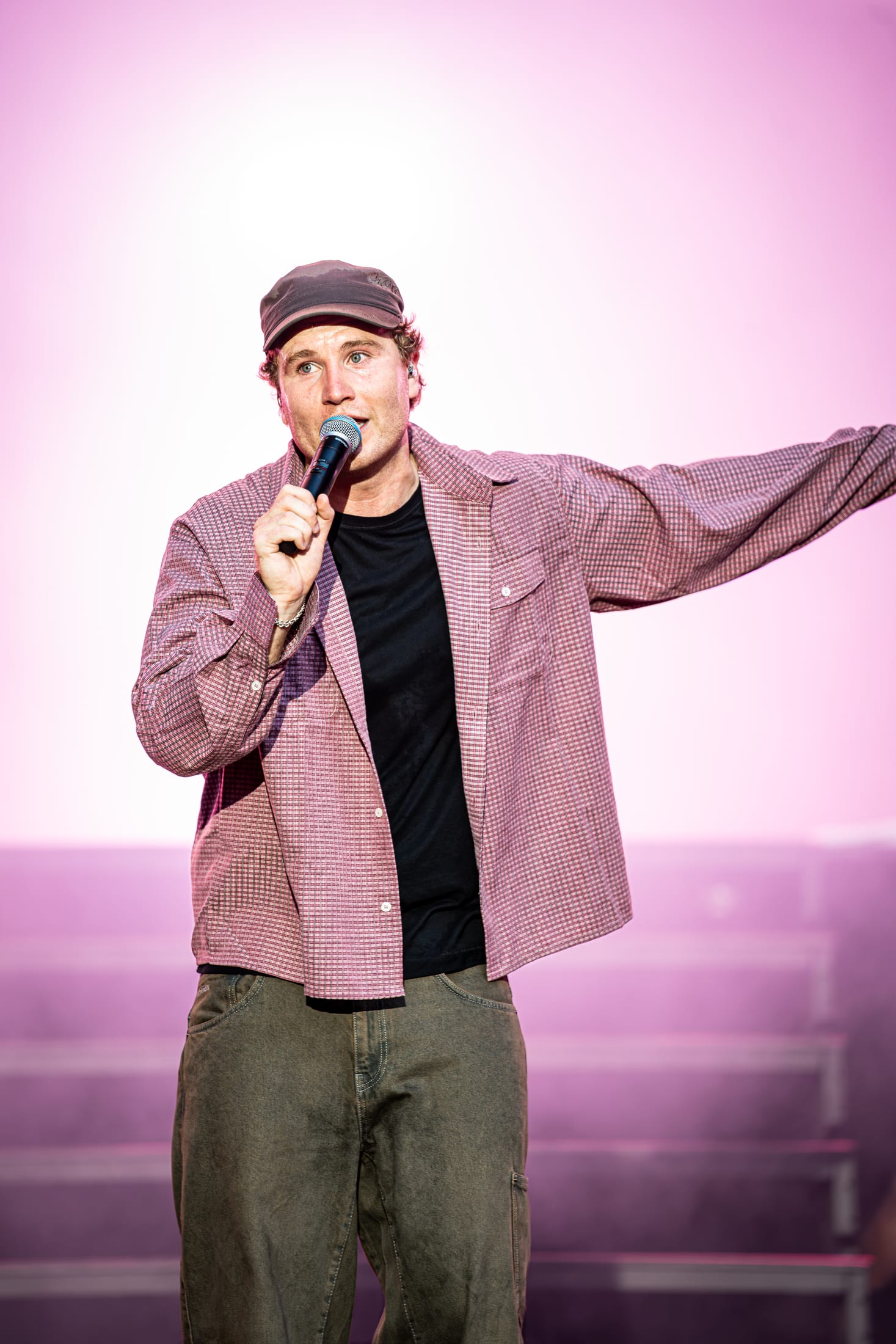 Thor Farlov i pink scenelys på Smukfest