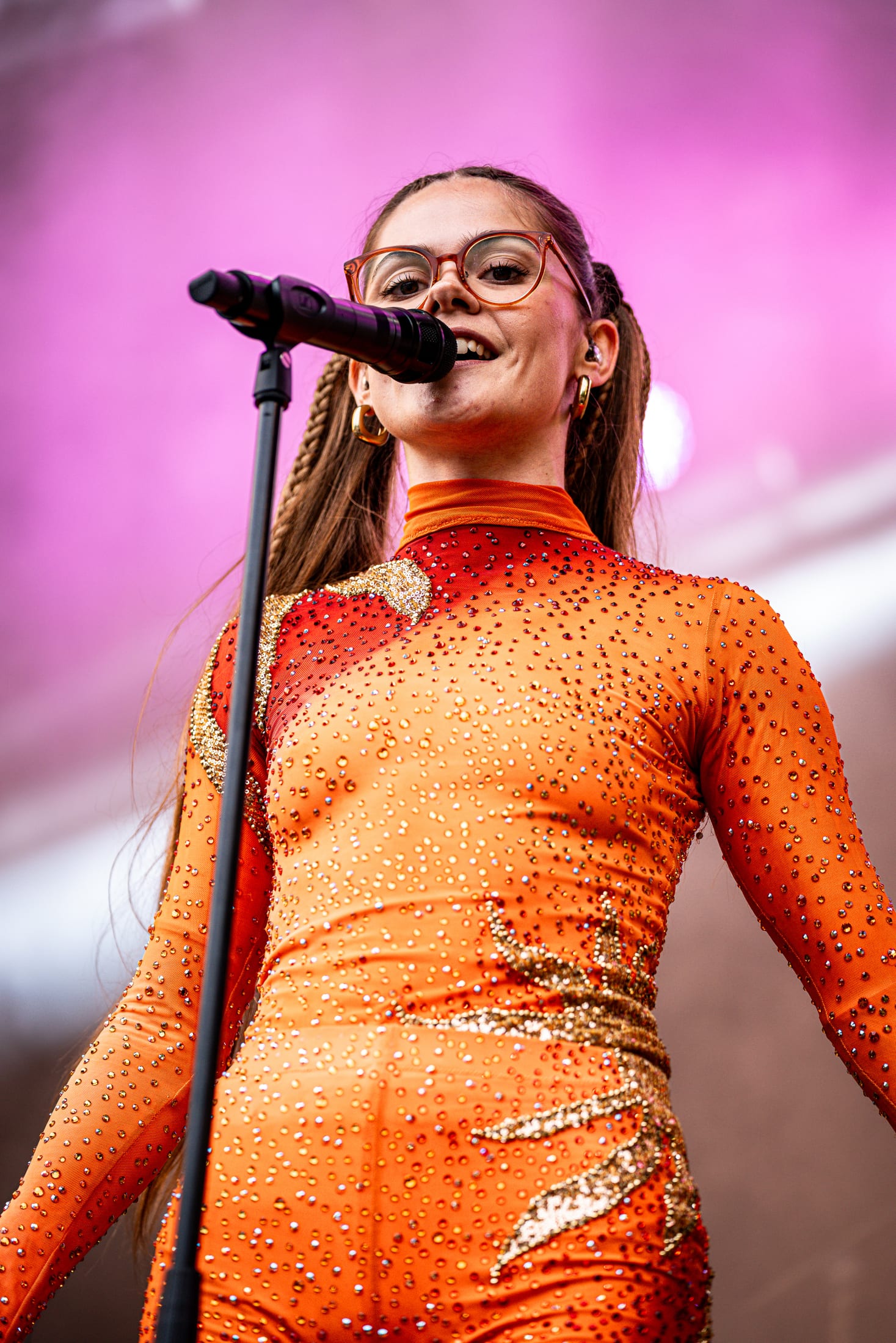 Sofie1998 i pink scenelys på Varde Open Air
