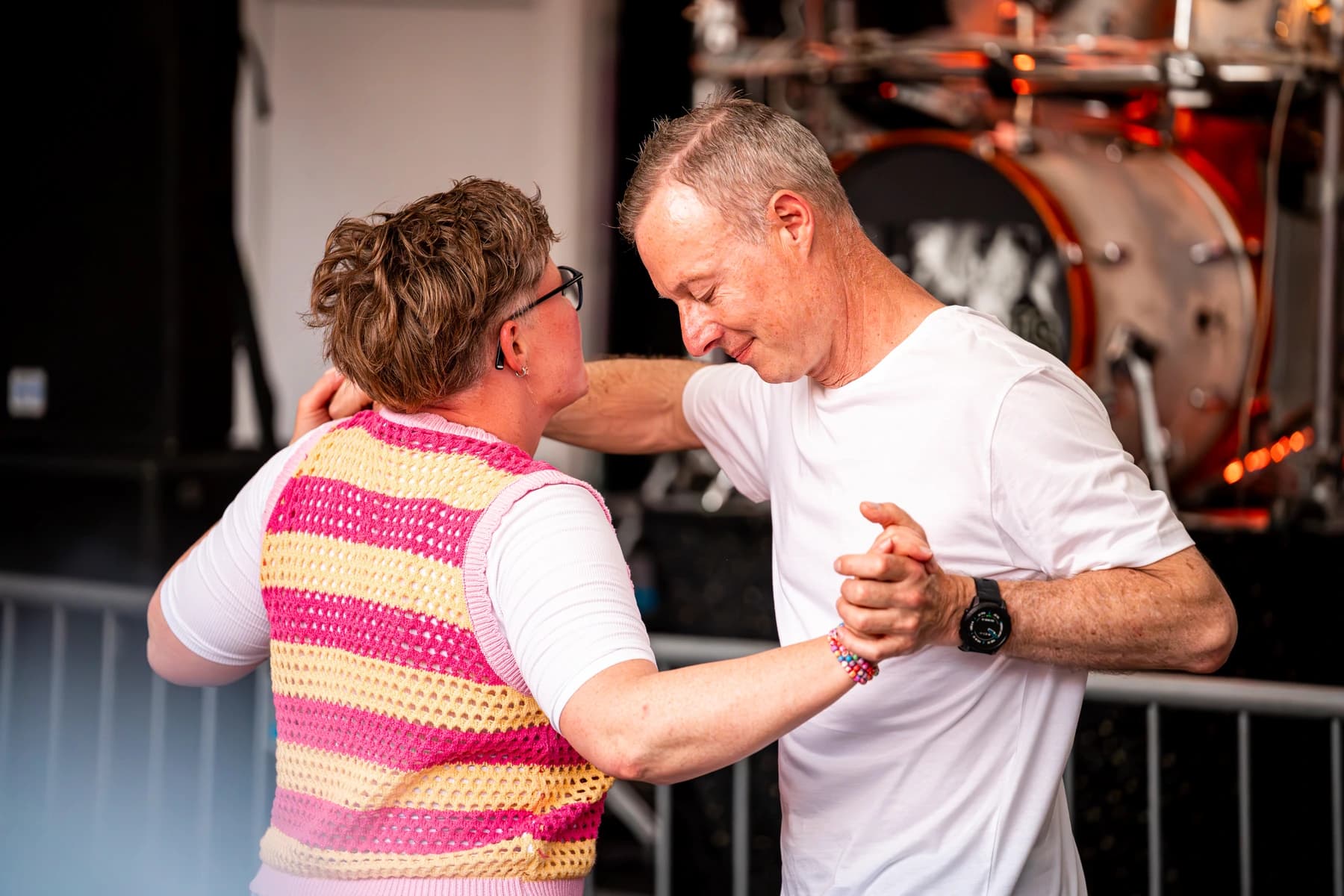 Par danser foran scenen til live musik ved udendørs event — fotograf i Ringkøbing