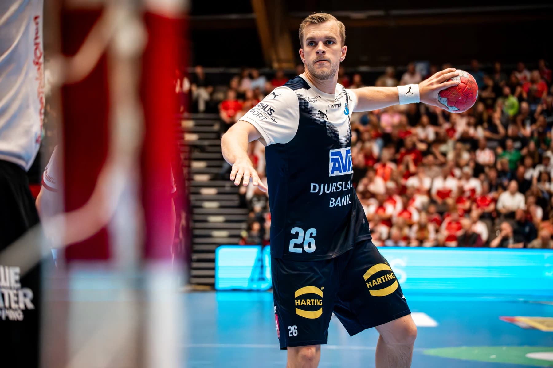 Håndboldspiller fra Djursland forbereder kast med bold foran mål i arena — fotograf i Aarhus