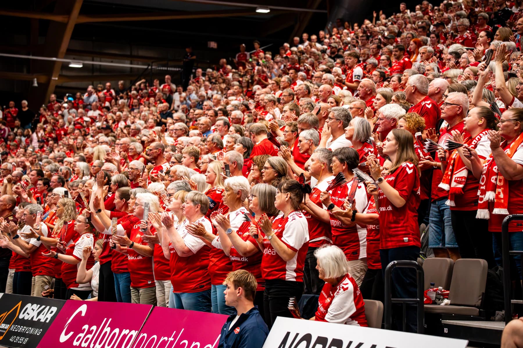 Rødklædt publikum klapper og hepper fra tribunerne i håndboldarena — fotograf i Ribe