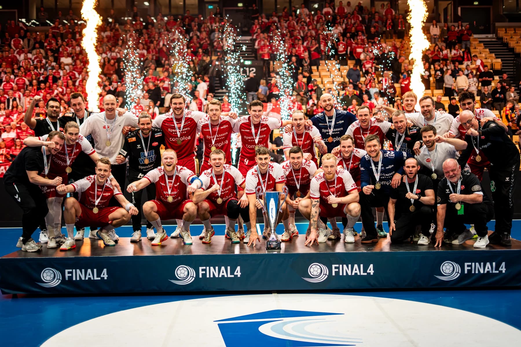 Aalborg Håndbold fejrer FINAL4-sejr med pokal, klubtrøjer og fyrværkeri — fotograf i Ribe