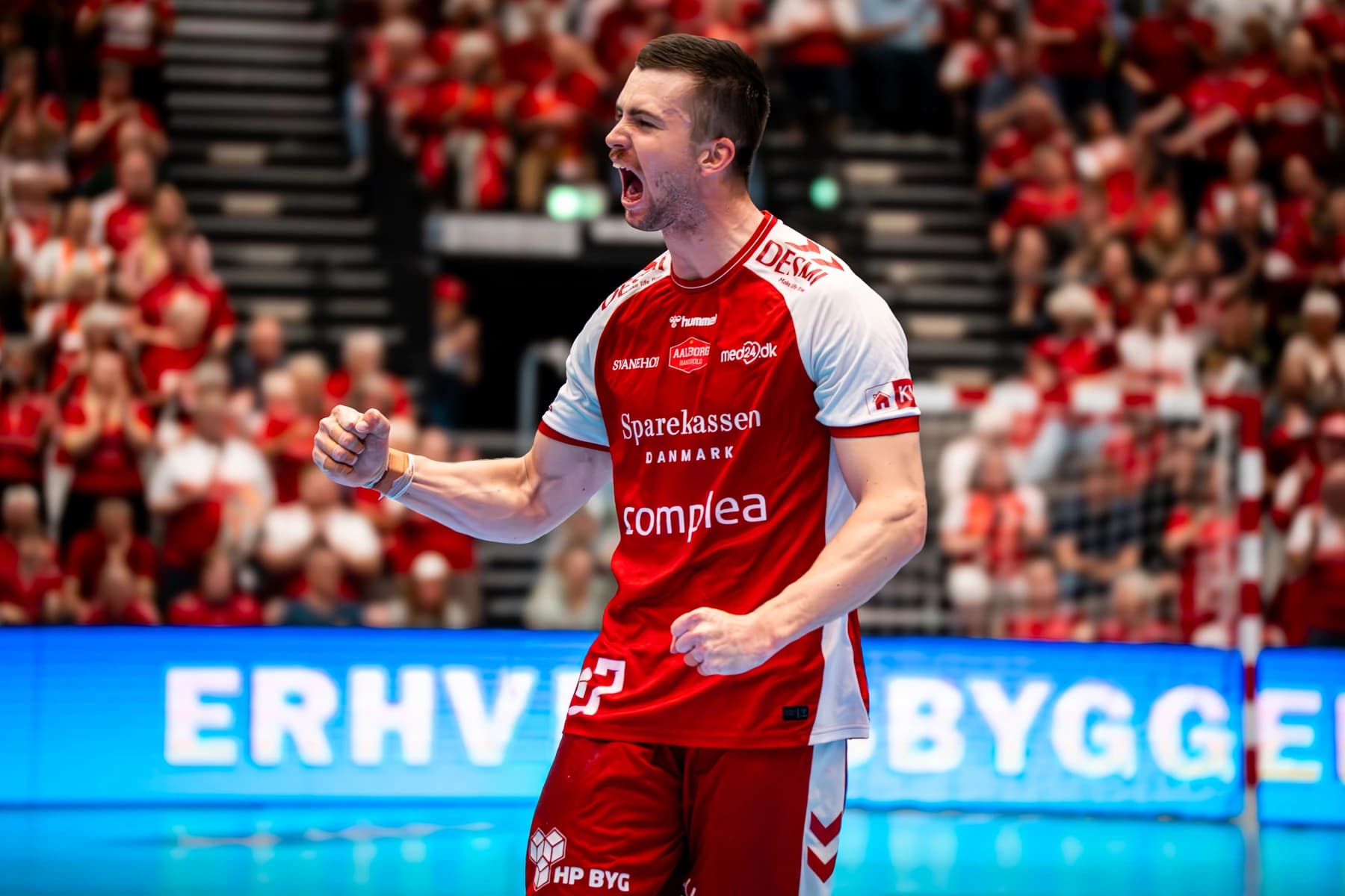 Aalborg Håndbold-spiller fejrer i klubtrøje under kamp foran publikum — fotograf i Ribe
