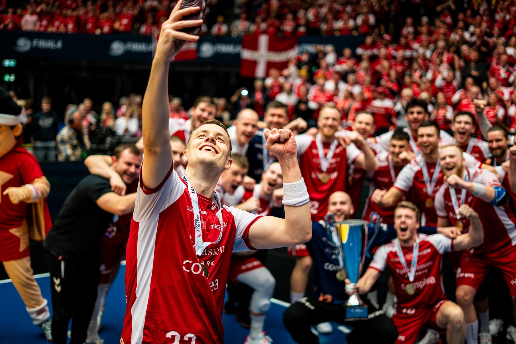 Herrelandsholdet tager selfie i landsholdstrøjer med pokal og guldmedaljer — fotograf i Haderslev