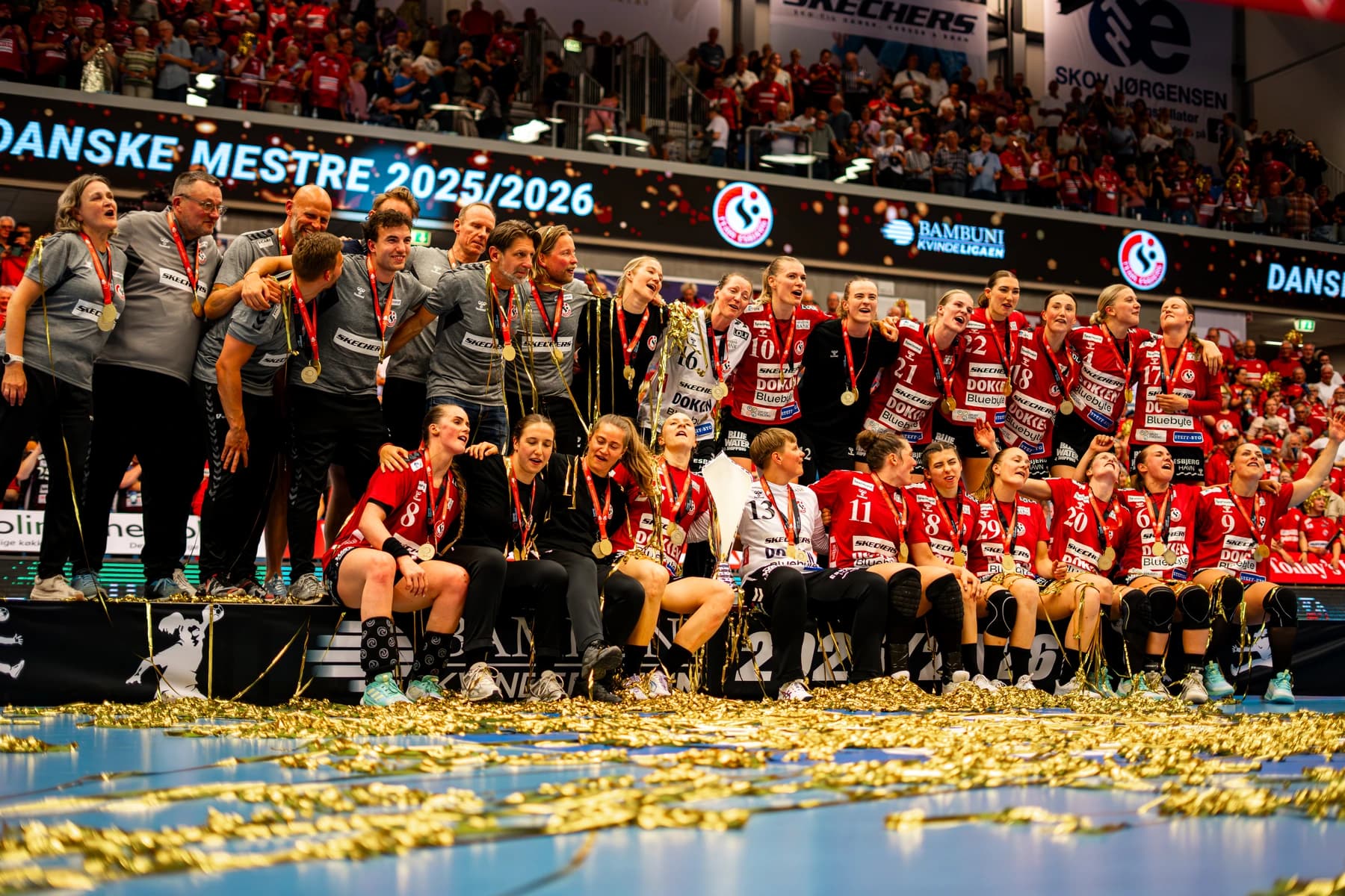Team Esbjerg fejrer dansk mesterskab 2025/26 i klubtrøjer med guldmedaljer og konfetti — fotograf i Ringkøbing