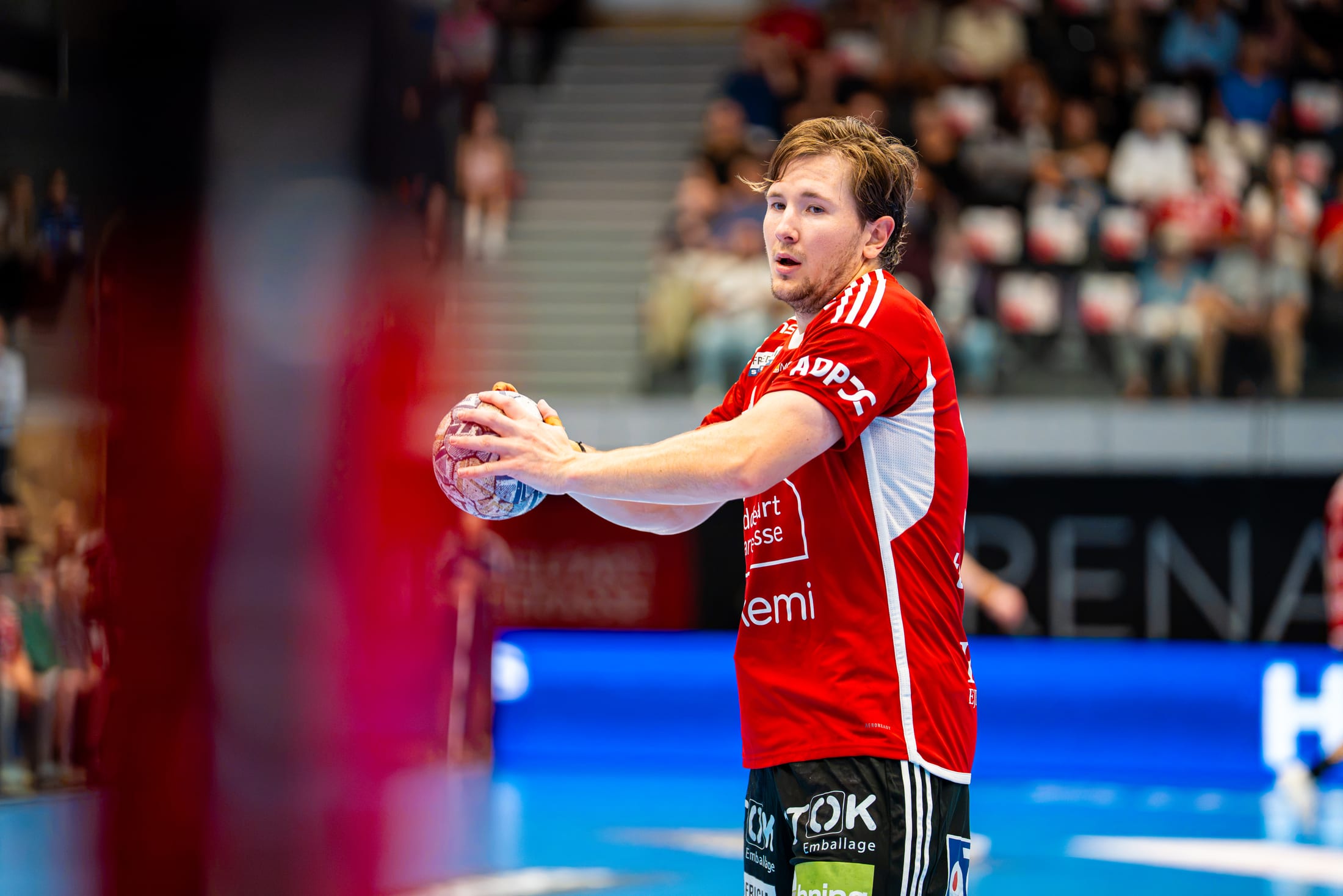 Fredericia Håndbold spiller med bold mod Ribe-Esbjerg